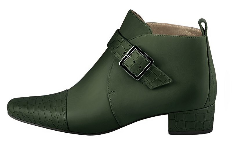 Bottines élégantes et raffinées avec des boucles à l'avant, coloris vert bouteille. Bout rond. Mi-haut. Talon bottier. Personnalisation : Choix des cuirs, des couleurs et des talons. Cou-de-pied sur mesure. - Florence KOOIJMAN