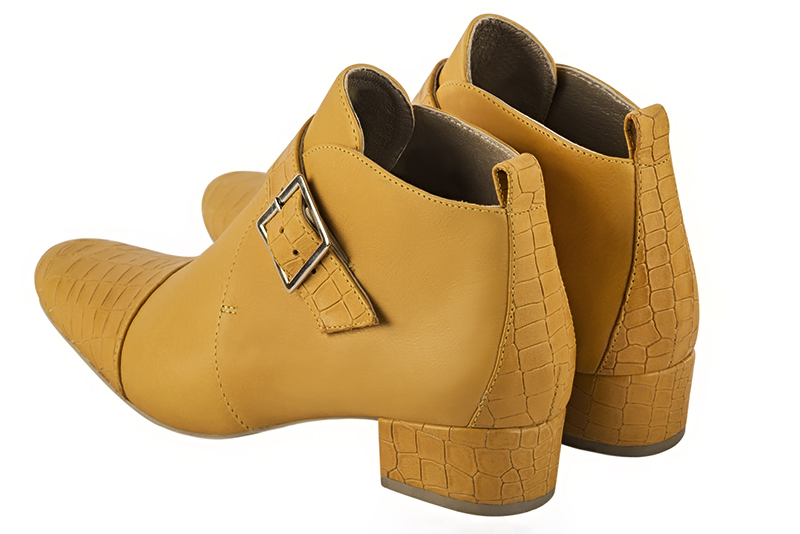Boots femme : Boots avec des boucles à l'avant couleur jaune ocre. Bout rond. Petit talon bottier. Vue arrière - Florence KOOIJMAN