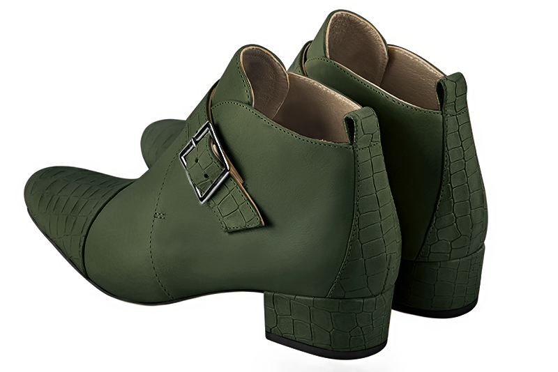Bottines élégantes et raffinées avec des boucles à l'avant, coloris vert bouteille. Bout rond. Mi-haut. Talon bottier. Personnalisation : Choix des cuirs, des couleurs et des talons. Cou-de-pied sur mesure. - Florence KOOIJMAN