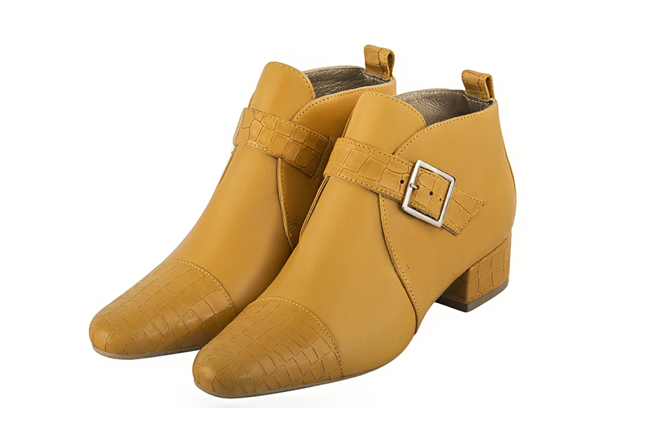 Boots femme : Boots avec des boucles à l'avant couleur jaune ocre. Bout rond. Petit talon bottier Vue avant - Florence KOOIJMAN