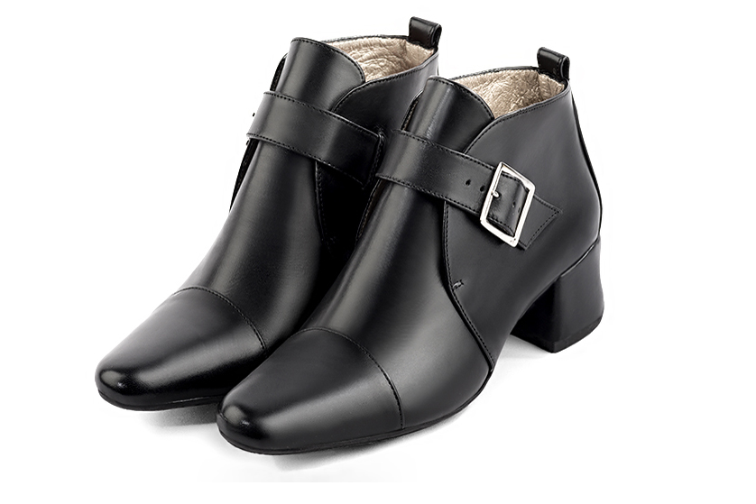 Bottines élégantes et raffinées avec des boucles à l'avant, coloris noir satiné. Bout rond. Mi-haut. Talon évasé. Personnalisation : Choix des cuirs, des couleurs et des talons. Cou-de-pied sur mesure. - Florence KOOIJMAN