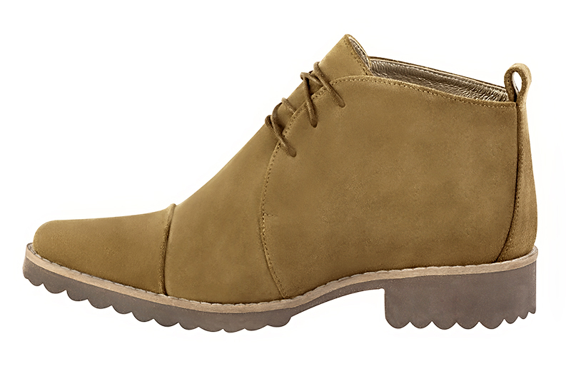 Bottines élégantes et raffinées avec des lacets à l'avant, coloris beige camel. Bout rond. Semelle gomme plat. Personnalisation : Choix des cuirs, des couleurs et des talons. Cou-de-pied sur mesure. - Florence KOOIJMAN