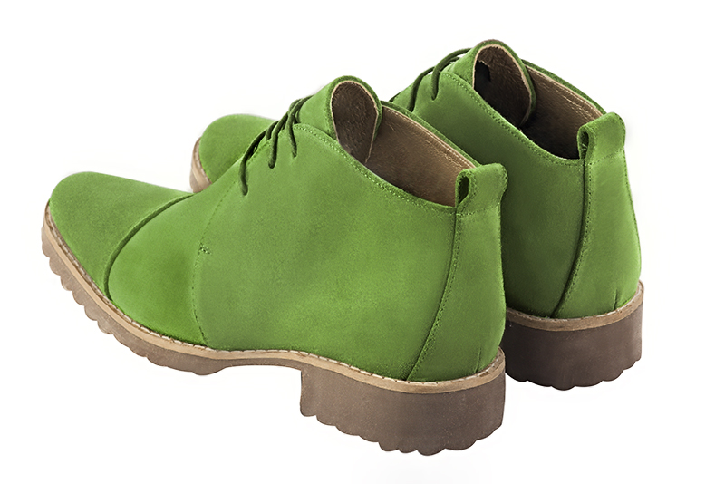 Boots femme : Bottines lacets à l'avant couleur vert anis. Bout rond. Semelle gomme talon plat. Vue arrière - Florence KOOIJMAN
