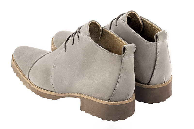 Bottines élégantes et raffinées avec des lacets à l'avant, coloris blanc cassé. Bout rond. Semelle gomme plat. Personnalisation : Choix des cuirs, des couleurs et des talons. Cou-de-pied sur mesure. - Florence KOOIJMAN