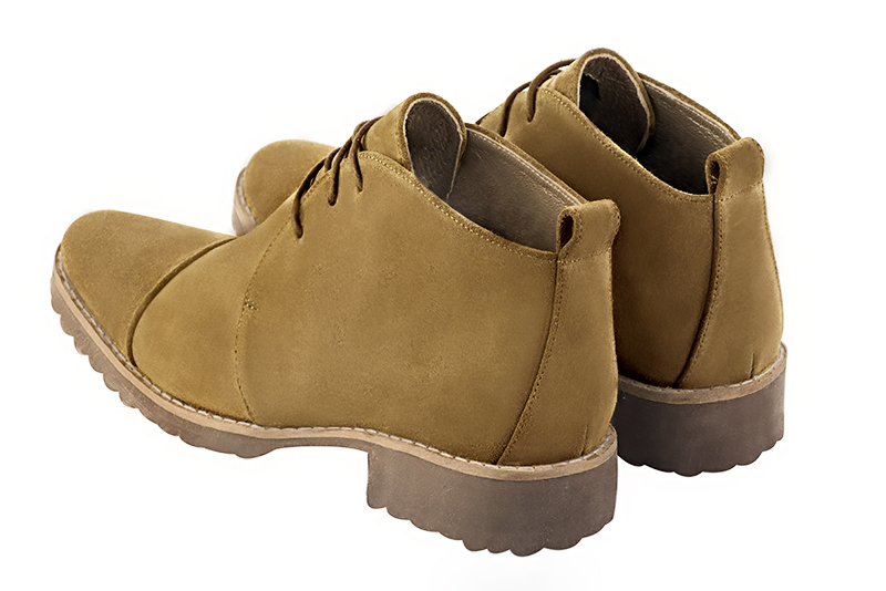 Bottines élégantes et raffinées avec des lacets à l'avant, coloris beige camel. Bout rond. Semelle gomme plat. Personnalisation : Choix des cuirs, des couleurs et des talons. Cou-de-pied sur mesure. - Florence KOOIJMAN