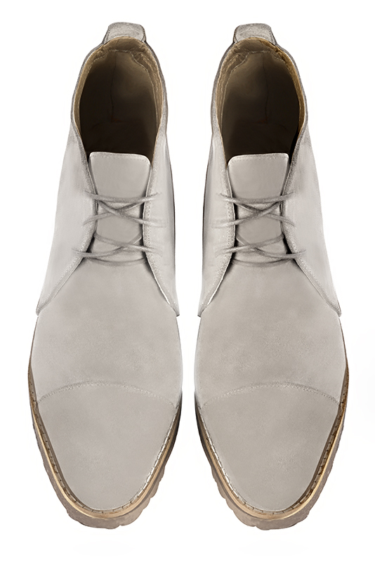 Bottines élégantes et raffinées avec des lacets à l'avant, coloris blanc cassé. Bout rond. Semelle gomme plat. Personnalisation : Choix des cuirs, des couleurs et des talons. Cou-de-pied sur mesure. - Florence KOOIJMAN