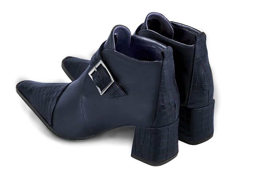 Bottines élégantes et raffinées avec des boucles à l'avant, coloris bleu marine. Bout effilé. Mi-haut à haut. Talon bottier. Personnalisation : Choix des cuirs, des couleurs et des talons. Cou-de-pied sur mesure. - Florence KOOIJMAN