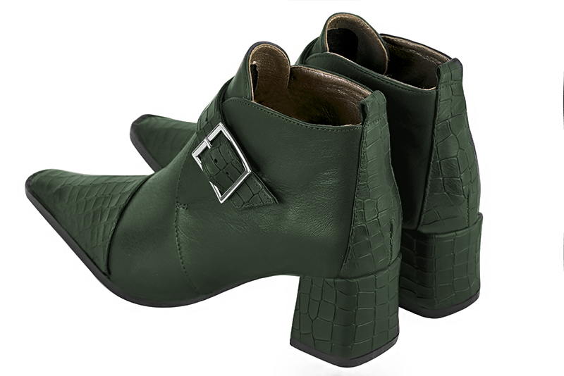 Bottines élégantes et raffinées avec des boucles à l'avant, coloris vert bouteille. Bout effilé. Mi-haut à haut. Talon bottier. Personnalisation : Choix des cuirs, des couleurs et des talons. Cou-de-pied sur mesure. - Florence KOOIJMAN