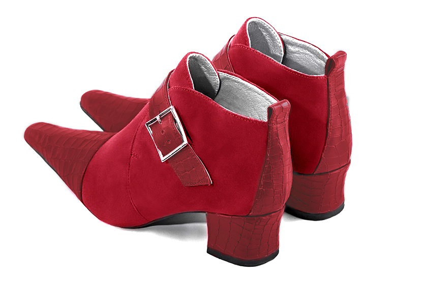 Bottines élégantes et raffinées avec des boucles à l'avant, coloris rouge carmin. Bout effilé. Mi-haut. Talon trotteur. Personnalisation : Choix des cuirs, des couleurs et des talons. Cou-de-pied sur mesure. - Florence KOOIJMAN