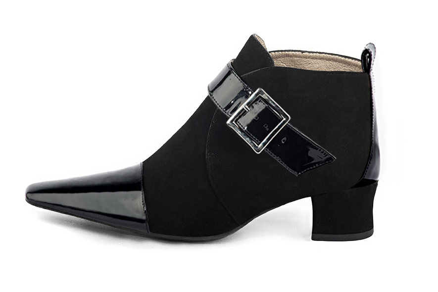 Boots femme : Boots avec des boucles à l'avant couleur noir brillant. Bout effilé. Petit talon trotteur. Vue de profil - Florence KOOIJMAN