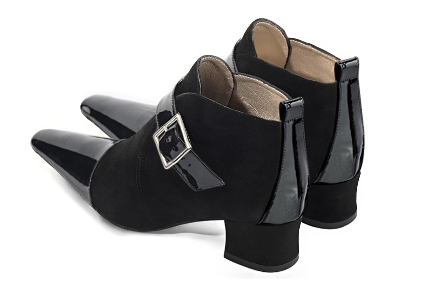 Boots femme : Boots avec des boucles à l'avant couleur noir brillant. Bout effilé. Petit talon trotteur. Vue arrière - Florence KOOIJMAN
