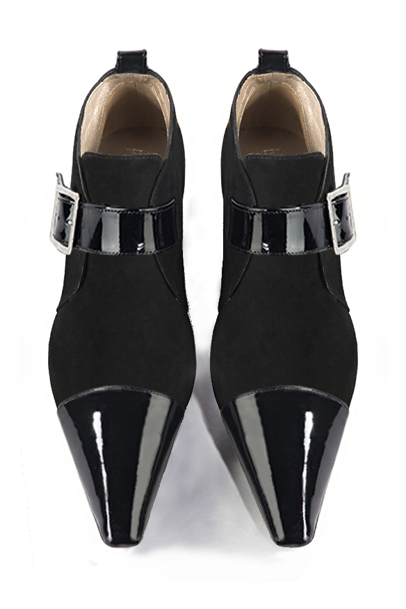 Bottines élégantes et raffinées avec des boucles à l'avant, coloris noir brillant. Bout effilé. Mi-haut. Talon trotteur. Personnalisation : Choix des cuirs, des couleurs et des talons. Cou-de-pied sur mesure. - Florence KOOIJMAN
