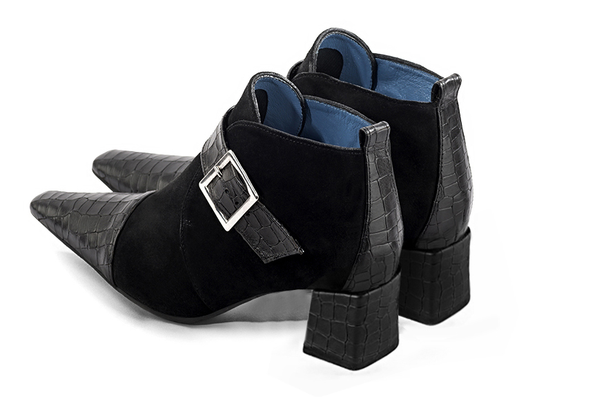 Boots femme : Boots avec des boucles à l'avant couleur noir satiné. Bout effilé. Talon mi-haut bottier. Vue arrière - Florence KOOIJMAN