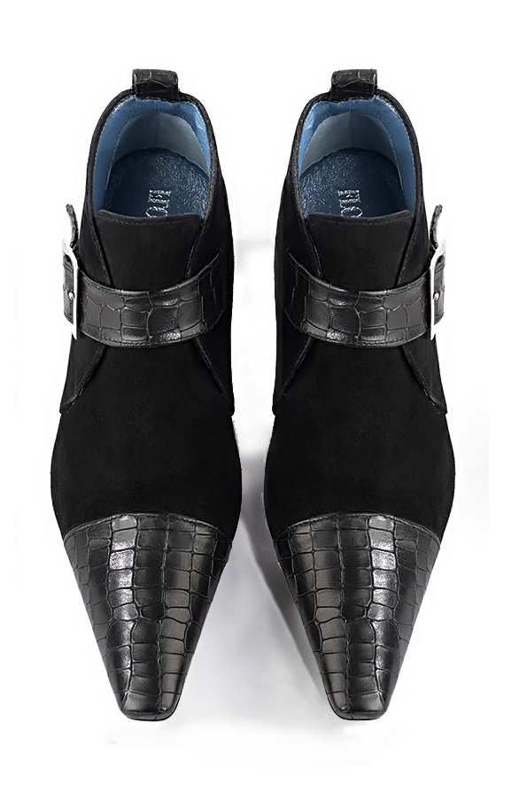 Boots femme : Boots avec des boucles à l'avant couleur noir satiné. Bout effilé. Talon mi-haut bottier. Vue du dessus - Florence KOOIJMAN