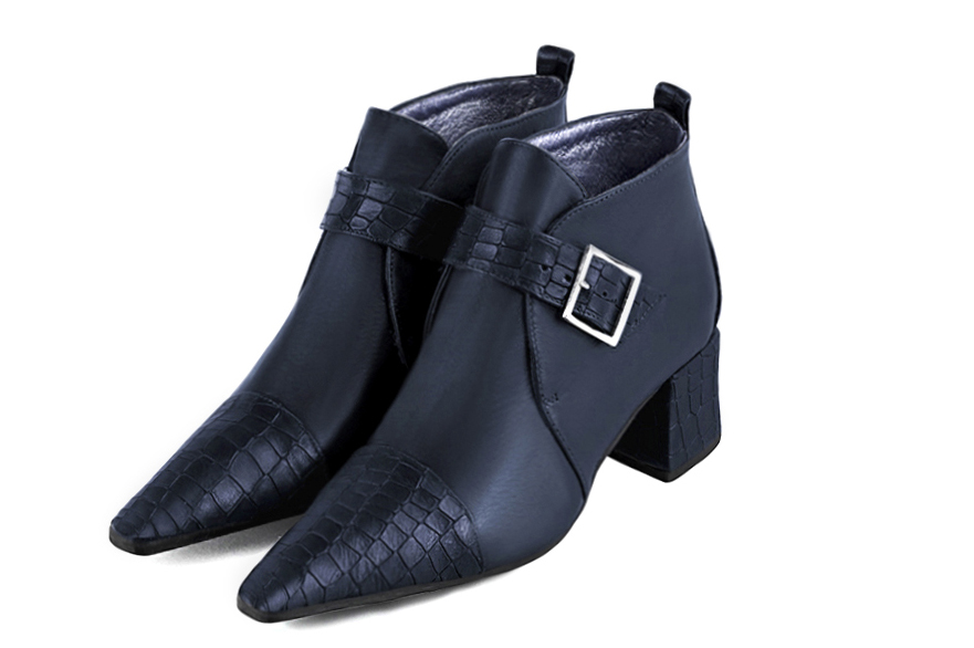 Bottines élégantes et raffinées avec des boucles à l'avant, coloris bleu marine. Bout effilé. Mi-haut à haut. Talon bottier. Personnalisation : Choix des cuirs, des couleurs et des talons. Cou-de-pied sur mesure. - Florence KOOIJMAN