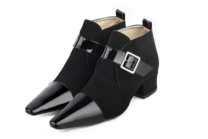 Bottines élégantes et raffinées avec des boucles à l'avant, coloris noir brillant. Bout effilé. Mi-haut. Talon trotteur. Personnalisation : Choix des cuirs, des couleurs et des talons. Cou-de-pied sur mesure. - Florence KOOIJMAN