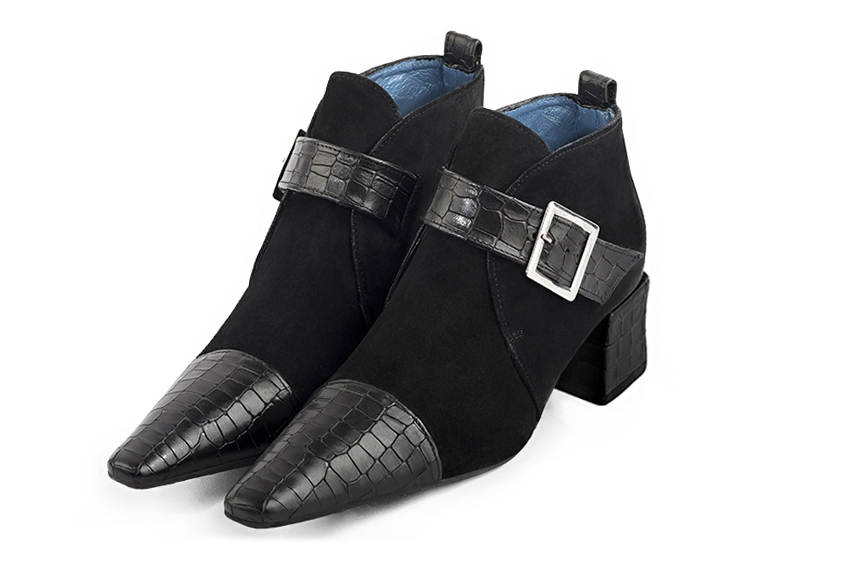 Boots femme : Boots avec des boucles à l'avant couleur noir satiné. Bout effilé. Talon mi-haut bottier Vue avant - Florence KOOIJMAN