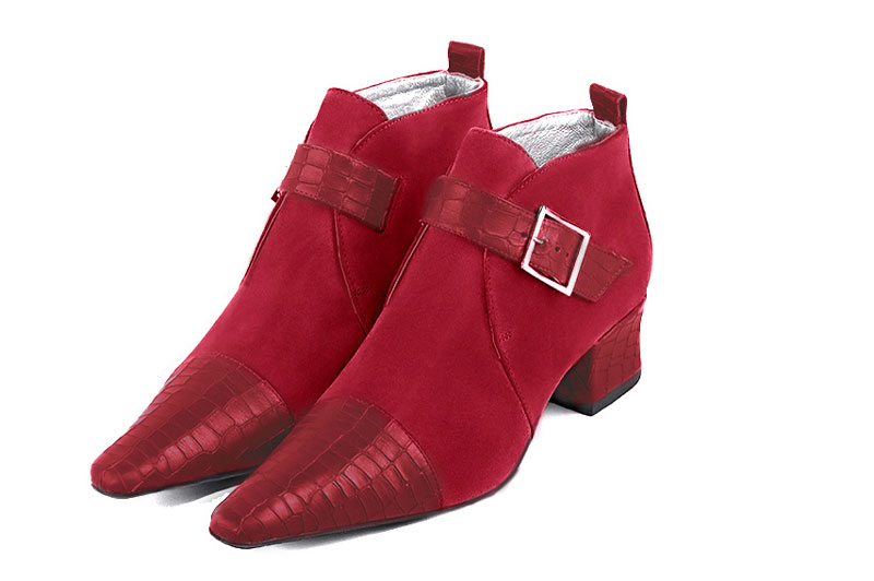 Bottines élégantes et raffinées avec des boucles à l'avant, coloris rouge carmin. Bout effilé. Mi-haut. Talon trotteur. Personnalisation : Choix des cuirs, des couleurs et des talons. Cou-de-pied sur mesure. - Florence KOOIJMAN