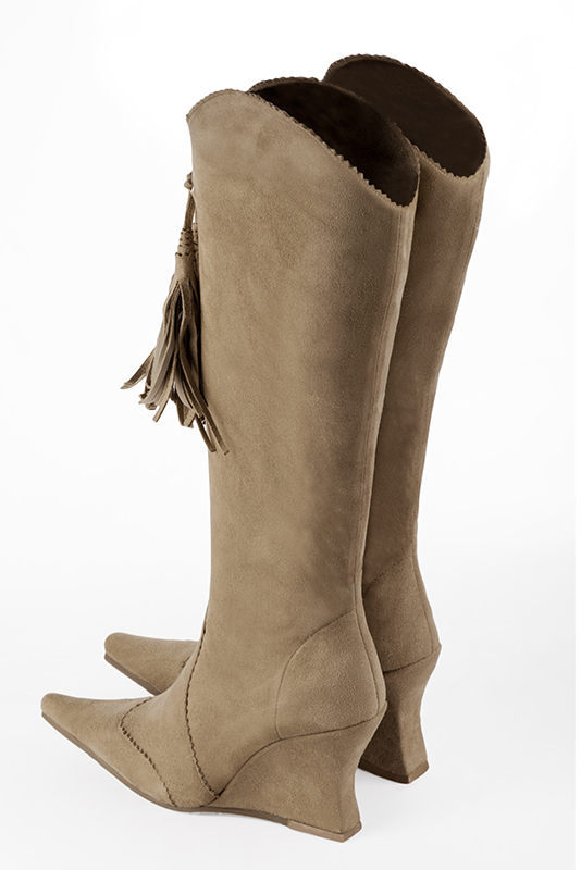 Santiags femme élégantes et raffinées, réalisées sur mesures, coloris beige sable. Bout pointu. Haut. Talon compensé. Mollets fins ou larges. Personnalisation : Choix des cuirs, des couleurs et des talons. - Florence KOOIJMAN
