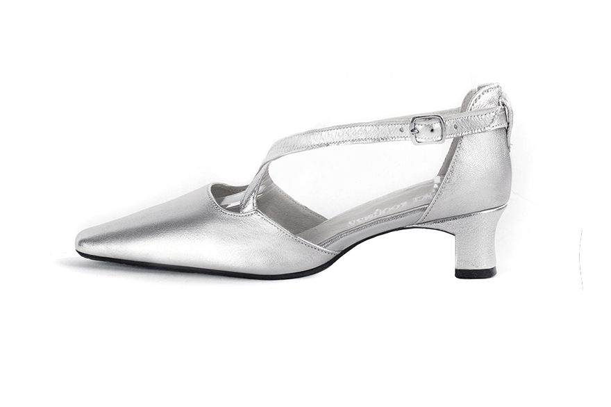 Chaussures brides croisées femme ouvertes sur les côtés argent. Bout effilé. Talon trotteur de 4.5 cm - Vue de profil