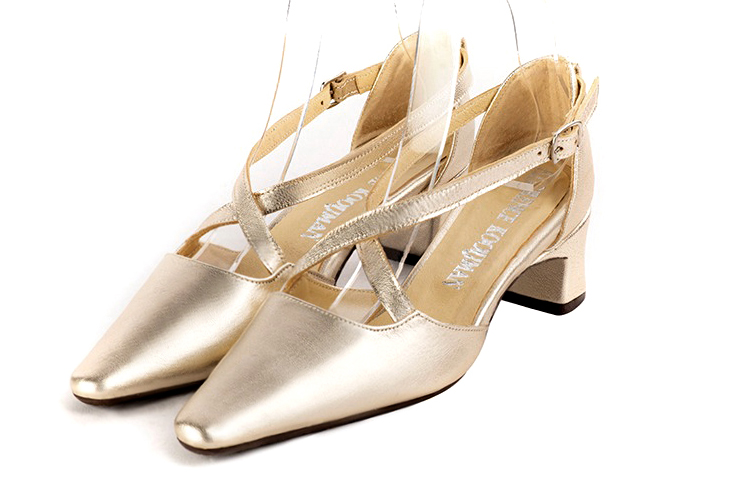 Chaussure femme à brides : Chaussure côtés ouverts brides croisées couleur or doré. Bout effilé. Petit talon trotteur Vue avant - Florence KOOIJMAN