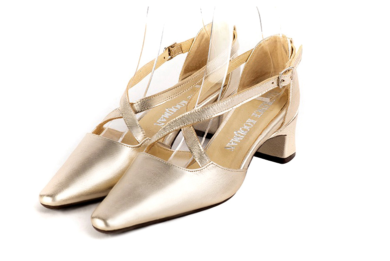 Chaussures brides croisées femme ouvertes sur les côtés or. Bout effilé. Talon trotteur de 4.5 cm - Vue avant