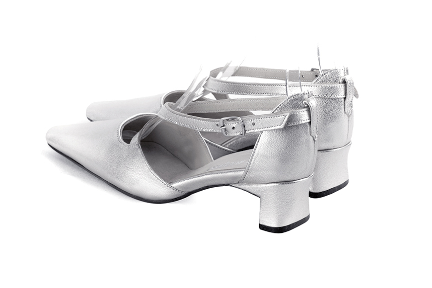 Chaussures brides croisées femme ouvertes sur les côtés argent. Bout effilé. Talon trotteur de 4.5 cm - Vue arrière