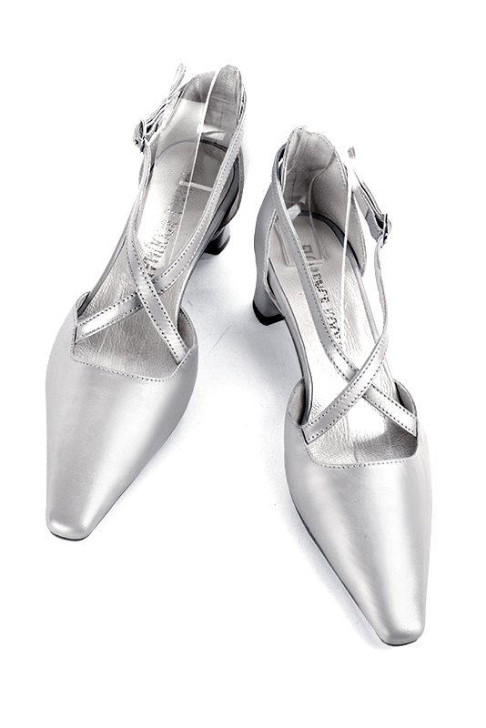 Chaussure femme à brides : Chaussure côtés ouverts brides croisées couleur argent platine. Bout effilé. Petit talon trotteur. Vue du dessus - Florence KOOIJMAN