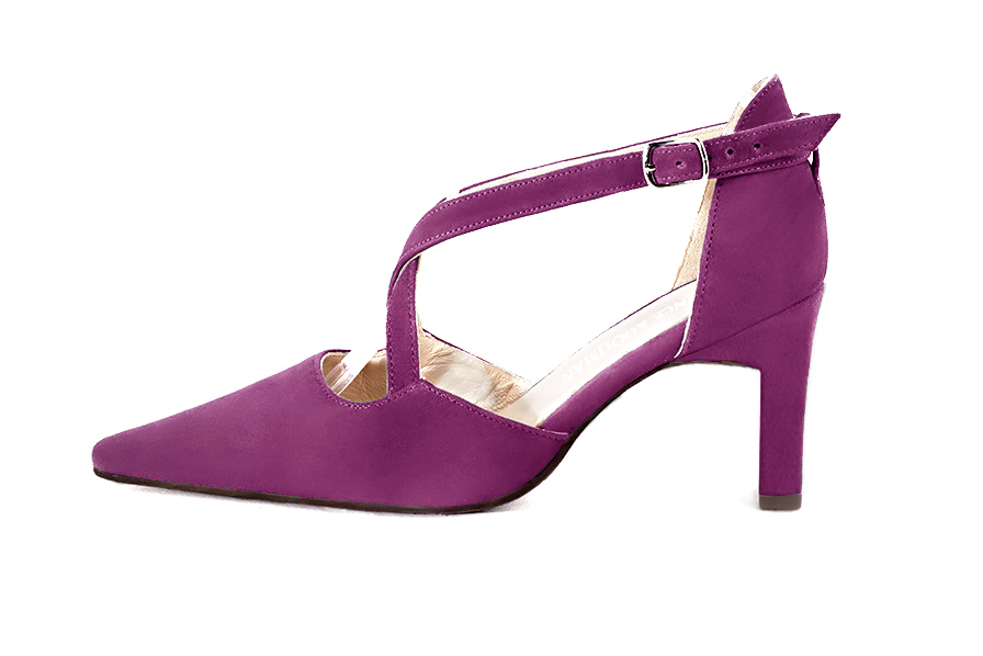 Chaussures brides croisées femme ouvertes sur les côtés violet myrtille. Bout effilé. Talon virgule de 7.5 cm - Vue de profil