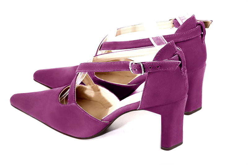 Chaussure femme à brides : Chaussure côtés ouverts brides croisées couleur violet myrtille. Bout effilé. Talon haut virgule. Vue arrière - Florence KOOIJMAN