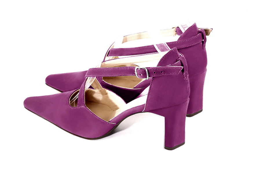 Chaussures brides croisées femme ouvertes sur les côtés violet myrtille. Bout effilé. Talon virgule de 7.5 cm - Vue arrière