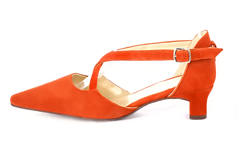 Chaussure femme à brides : Chaussure côtés ouverts brides croisées couleur orange clémentine. Bout effilé. Petit talon trotteur. Vue de profil - Florence KOOIJMAN