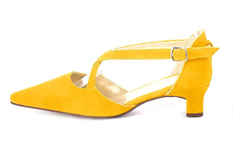 Chaussure femme à brides : Chaussure côtés ouverts brides croisées couleur jaune soleil. Bout effilé. Petit talon trotteur. Vue de profil - Florence KOOIJMAN