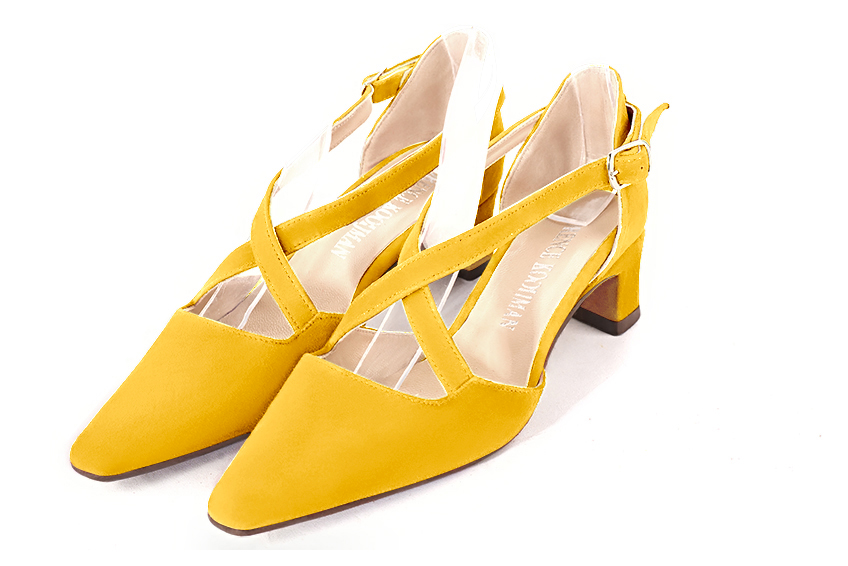 Chaussure femme à brides : Chaussure côtés ouverts brides croisées couleur jaune soleil. Bout effilé. Petit talon trotteur Vue avant - Florence KOOIJMAN