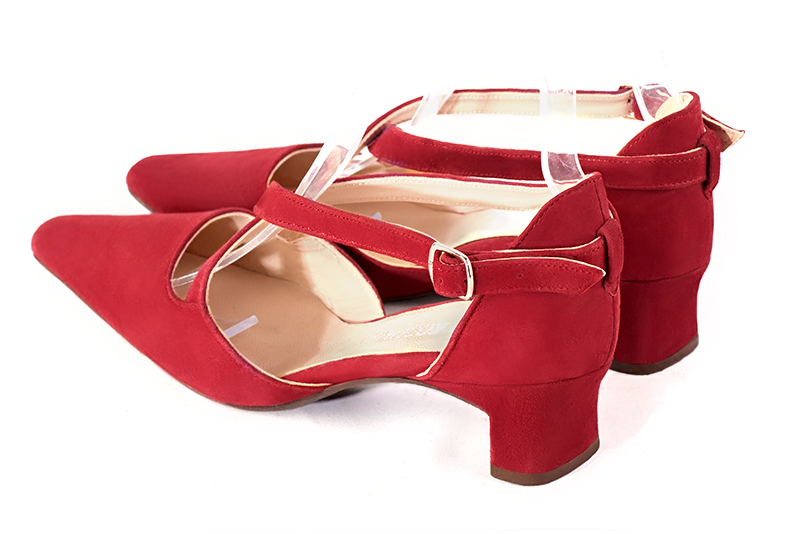 Chaussure femme à brides : Chaussure côtés ouverts brides croisées couleur rouge carmin. Bout effilé. Petit talon trotteur. Vue arrière - Florence KOOIJMAN