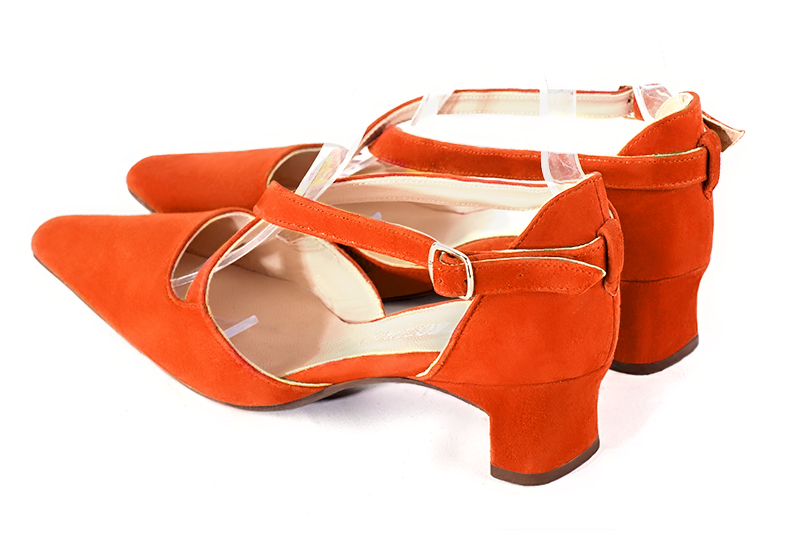Chaussure femme à brides : Chaussure côtés ouverts brides croisées couleur orange clémentine. Bout effilé. Petit talon trotteur. Vue arrière - Florence KOOIJMAN