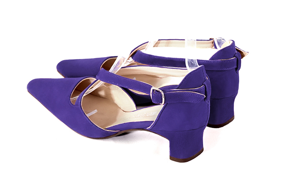 Chaussures brides croisées femme ouvertes sur les côtés violet outremer. Bout effilé. Talon trotteur de 4.5 cm - Vue arrière