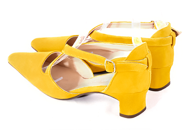 Chaussure femme à brides : Chaussure côtés ouverts brides croisées couleur jaune soleil. Bout effilé. Petit talon trotteur. Vue arrière - Florence KOOIJMAN