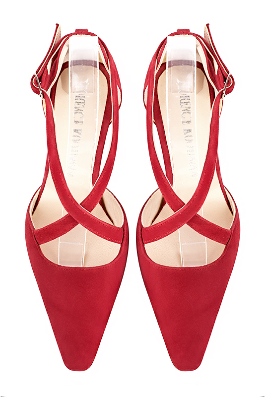 Chaussure femme à brides : Chaussure côtés ouverts brides croisées couleur rouge carmin. Bout effilé. Petit talon trotteur. Vue du dessus - Florence KOOIJMAN