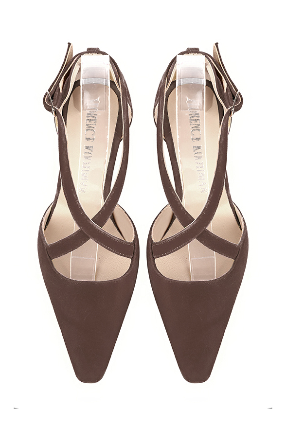 Chaussures brides croisées femme ouvertes sur les côtés marron chocolat. Bout effilé. Talon bobine de 6 cm - Vue du dessus