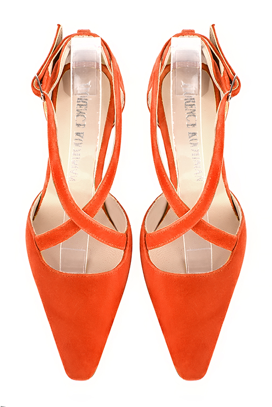 Chaussure femme à brides : Chaussure côtés ouverts brides croisées couleur orange clémentine. Bout effilé. Petit talon trotteur. Vue du dessus - Florence KOOIJMAN