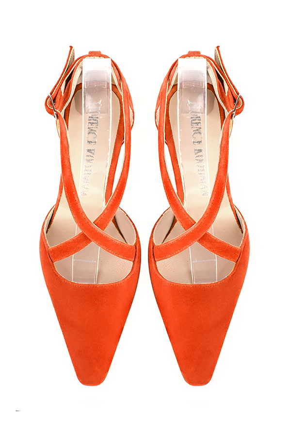 Chaussures brides croisées femme ouvertes sur les côtés orange clémentine. Bout effilé. Talon trotteur de 4.5 cm - Vue du dessus