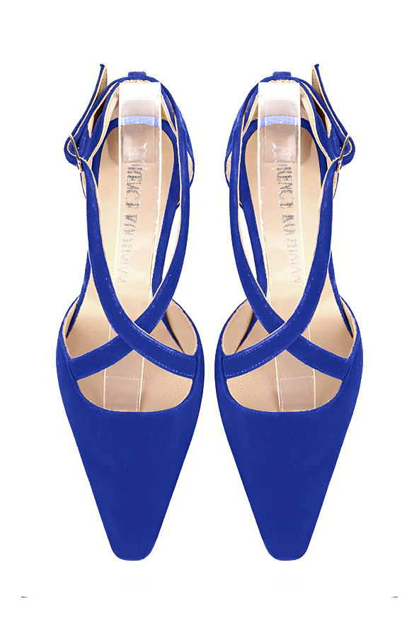 Chaussures brides croisées femme ouvertes sur les côtés bleu électrique. Bout effilé. Talon trotteur de 4.5 cm - Vue du dessus