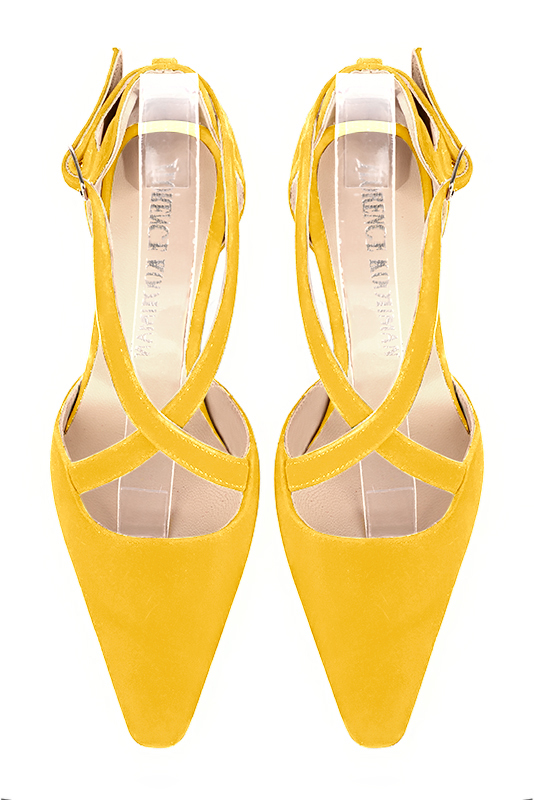 Chaussure femme à brides : Chaussure côtés ouverts brides croisées couleur jaune soleil. Bout effilé. Petit talon trotteur. Vue du dessus - Florence KOOIJMAN