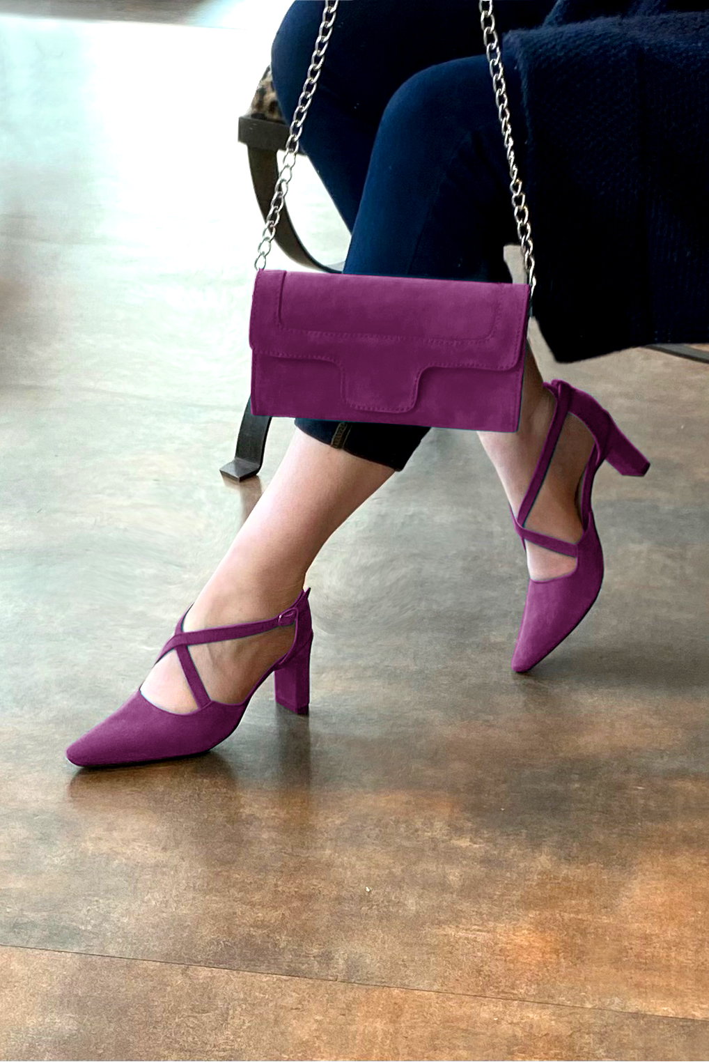 Chaussure femme à brides : Chaussure côtés ouverts brides croisées couleur violet myrtille. Bout effilé. Talon haut virgule. Vue porté - Florence KOOIJMAN