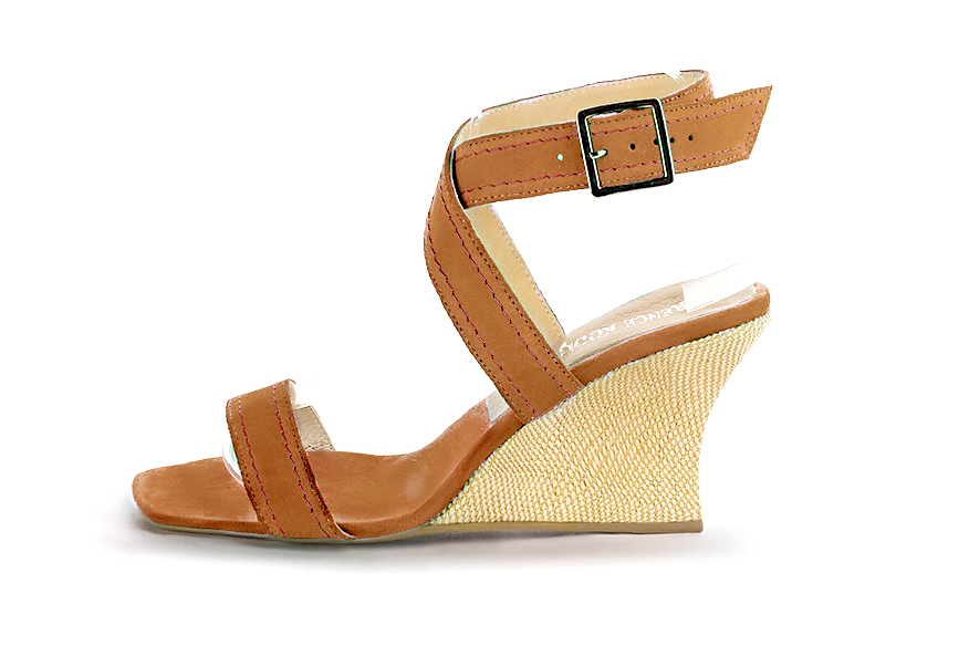Sandales femme brides croisées complètement ouvertes beige camel. Bout carré. Talon compensé de 8.5 cm - Vue de profil
