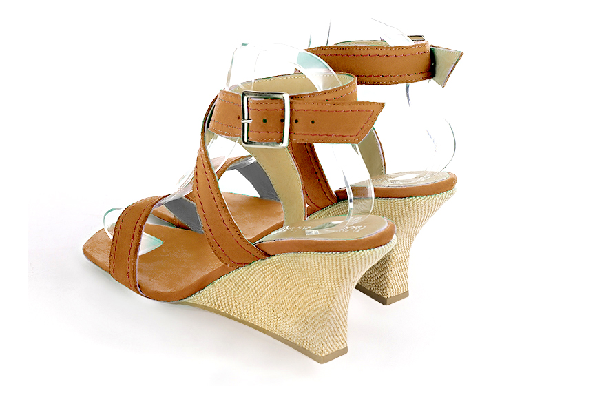 Sandales femme brides croisées complètement ouvertes beige camel. Bout carré. Talon compensé de 8.5 cm - Vue arrière