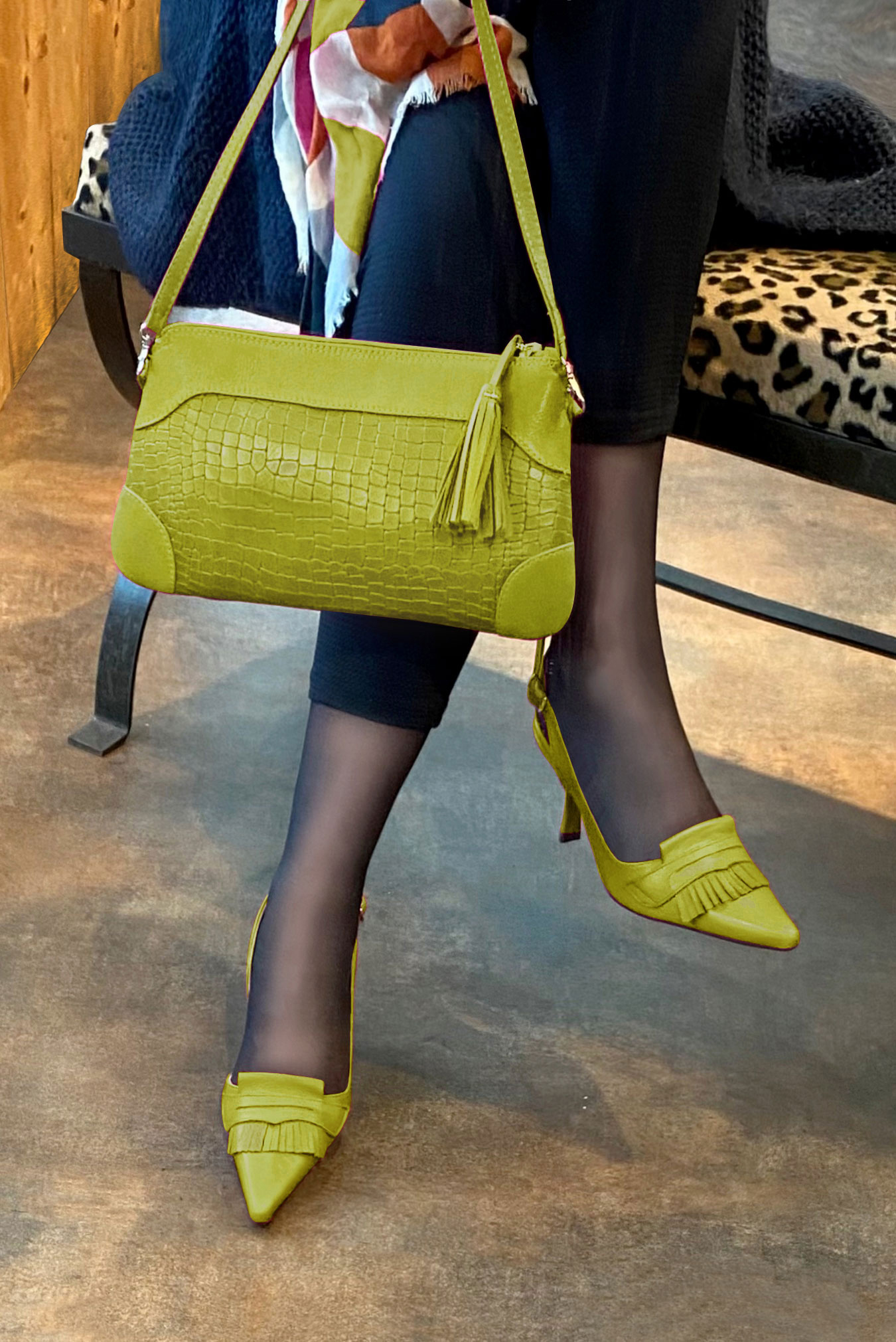 Escarpins bride arrière vert pistache. Bout pointu. Talon bobine de 7.5 cm - Vue porté