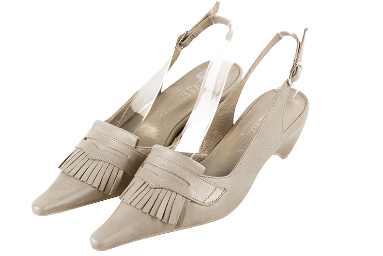 Chaussure femme à brides :  couleur blanc ivoire. Bout effilé. Petit talon compensé Vue avant - Florence KOOIJMAN
