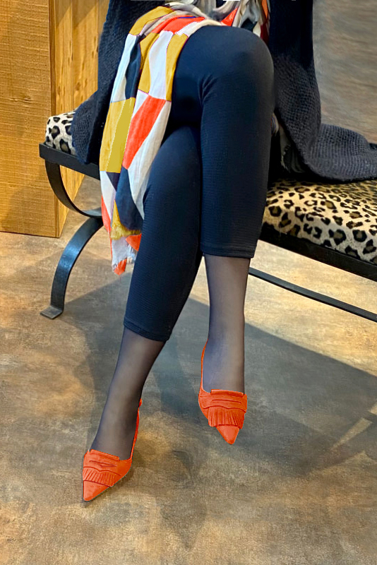 Chaussure femme à brides :  couleur orange clémentine. Bout pointu. Talon mi-haut bobine. Vue porté - Florence KOOIJMAN